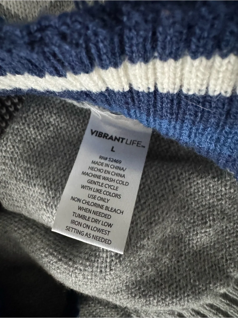 🌟5 for $20 or $6 Vibrant Men's Argyle Crewneck Sweater in Blue, Gray & White